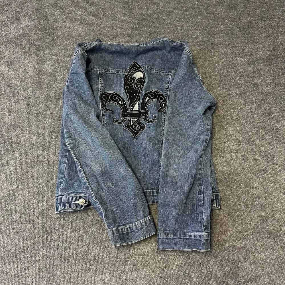 Jeanbay Denim Jacket Womens Size L Blue Fleur De Lis Rhinestone Button Up Casual